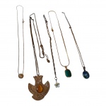 Cinco cordões femininos com pedantifes.