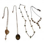 Quatro cordões femininos sendo 2 com medalhas de Nossa Senhora.