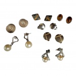 Sete pares de brincos diversos, sendo dois pares com pedras peroladas.