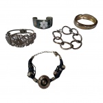 Cinco pulseiras femininas em materiais e modelos diversos.