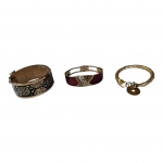 Três pulseiras femininas de materiais e modelos diversos.