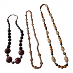 Três colares femininos em materiais e modelos diversos.