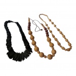 Três colares femininos executados em madeira.