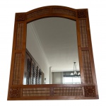 Espelho  com moldura em madeira nobre, chapéu recurvo, galerias vasadas e rosáceas nos 4 cantos, 99,5 x 79,5 cm.