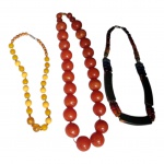 Três colares femininos em materiais e modelos diversos.