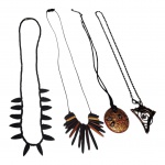 Quatro colares femininos em materiais e modelos diversos.