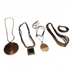 Quatro colares e uma pulseira femininos em materiais e modelos diversos.