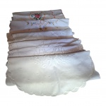 Seis caminhos de mesa diversos, o maior  bordado à mão, apresentam leves mar as de guarda, 92 x 38 - 140 x 50 - 74 x 40 -