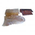 Sete caminhos de mesa, sendo dois em crochê de lã, 93 x  40 a 160 x 25 cm.