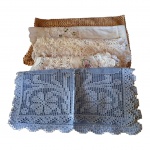 Cinco caminhos de mesa, o azul em linho, 81 x 45 a 68 x 54 cm.