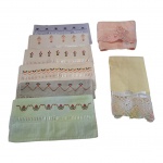 Oito toalhas para lavado, sendo 6 bordadas à mão,