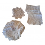 Doze toalhas para bandeja sendo 8 circulares, 6 delas bordadas ao centro e bainha de crochê e 4 retangulares.