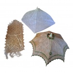 Par de cobre alimentos em formato de guarda chuvas e um porta papel higiênico em crochê.