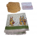 Uma toalha de mesa com  motivo Pascoal, apresenta manchas de uso,1 caminho de mesa e 1 pano de prato, 130 x 128 e 132 x 32 cm.