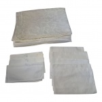 Toalha de mesa impermeável damasco, 160 x 270 cm. 9 guardanapos brancos distintos, sendo 4 em linho Monografados  RC. 41 x 41 cm.