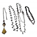 Quatro colares femininos em materiais e modelos diversos.