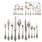 PRATA DE LEI - Imponente e muito completo faqueiro português em prata de lei estilo Dom José, compos