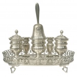 FAMILIA IMPERIAL BRASILEIRA - Tinteiro em prata decorado com varanda tendo em todas as suas partes o