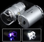 Lupa profissional com luz LED, lupa portátil para jóias, microscópio iluminado mini bolso, 60X. Tipo: 60X Microscópio com LED Quantidade: 3 (2 luzes LED + 1 luz UV) Ampliação do produto: 60 vezes Peso do produto: 32 gramas (incluindo embalagem) Tamanho do produto: 36*40*20mm Material do produto: ABS, metal Modelo da bateria: 3 baterias de botão LR1130 (não incluídas) Brand new e alta qualidade Este produto tem muitos usos, especialmente para aqueles que inspecionam objetos minúsculos. É para IDEAL para a indústria relojoeira, indústria de jóias, moedas, selos e indústria de antiguidades. Outros usos incluem manutenção e impressão de placas de circuito, artesanato, etc. Lente de alta qualidade de 10mm para nitidez e nitidez extra, permitindo-lhe obter uma visão extremamente próxima dos mínimos detalhes. Iluminado por 3 luzes LED (2 luzes LED e 1 luz UV). A luz de LED brilhante da lupa fornece luz suficiente para usar o produto em ambientes escuros. Interruptor On/Off para que os LEDs possam ser ligados ou desligados O tamanho do bolso é realmente útil e conveniente, pois você pode usá-lo em qualquer lugar e em qualquer lugar. Tem um acabamento prateado e uma visão clara. Como abrir a tampa da bateria Pressione a tampa da bateria, gire para abrir. Nota, a peça a ser observada tem que estar bem proxima da lente.