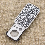 Lupa com 3 Leds para Jóias e Moedas Branca - 30x - 60x - 90x - 100% novo e de alta qualidade. Características: Lupa multifuncional: 3 ampliações progressivamente mais fortes, 30X, 60X e 90X; Cada lente tem seu uso apropriado, o que possibilita que você encontre um produto perfeito para ver objetos com mais clareza Luz LED super brilhante: Lupa de jóias iluminada tem luz LED embutida e luz UV, alimentada por baterias 3pcs LR44; Eles funcionam bem em condições de pouca luz; Se a luz continuar piscando ou não acender, por favor substitua a bateria e tente novamente. Dobrável e Deslize-Out Degisn: Você pode facilmente dobrá-los e colocá-los em seu bolso ou bolsa, e levá-los em qualquer lugar; Esta boa função pode proteger a lente de arranhões. Material durável & superior: Esta lupa é feita de liga de alumínio durável e caixa de plástico, plástico ABS e lentes de vidro acrílico Compacto e Útil: Esta lupa de jóias tem vários usos além de jóias, como examinar gemas, jóias, moedas, selos, pedras, antiguidades, etc. Especificação: Bateria modelo: LR44(Incluído) Lente Diâmetro: 8mm, 12mm e 25mm