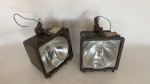 Par de Refletores antigos anos 90.  voltagem 220v não foram testados porém podem ser adaptados para 110v estrutura em grosso metal medindo: 22cm largura, 23cm altura, 17cm profundidade.