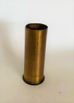 Antigo Estojo de munição para artilharia canhão ou obuseiro, provavelmente 75mm,esta desativada sem acionador e sem pólvora confeccionado  metal dourado com inscrições no fundo: (75-M4-J 45 -4) medindo: 22cm  altura,  9cm diâmetro.