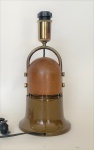 Antiga luminária de mesa com base em madeira e alumínio com acabamento em metal dourado marca montalto. funcionando e medindo: 32cm de altura, 15cm de diâmetro.