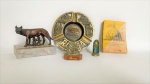 Lote de souvenir vindos de Roma sendo um bloquinho de fotos do Papa Pio XII anos 50 folheados rapidamente criam ilusão de movimento medindo: 6,5cm de largura, 9cm comprimento. // Cinzeiro em metal semelhante a bronze medindo diâmetro total de: 11,5cm. // Mini imagem de nossa senhora da piedade 3,5cm de largura, 04cm de altura. // Escultura imagem loba Capitolina com Romulo e Remo. com base em mármore e medindo:  8,5cm de largura, 7cm de altura. // Mini imagem de santo Antônio 3,5cm de altura, 1,5cm de largura. Lote formado por (5) (CINCO) ITENS diferentes.