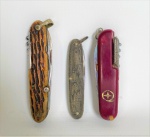 3 (TRÊS) Unidades de Canivetes multiuso sendo (01) (UM) marca: makinox, corpo com acabamento semelhante a osso lâminas em aço medindo: 10cm de comprimento. (01)(UM) marca: stainless, corpo com acabamento semelhante a plástico e lâmina em aço medindo: 9cm de comprimento. (01)(UM) Marca Mael com escritas de (METALURGICA ABRAMO EBERLE S.A CAXIAS DO SUL) corpo com acabamento semelhante à bronze e lâmina aço inox medindo: 8cm.