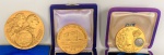 Medalhas LOTE com (03) (TRÊS) unidades; (01) (UMA) de honra ao mérito com gravação atrás datada de 1965 medindo: 4,5cm de diâmetro, (01) (UMA) de honra ao mérito também com gravação atrás datada de 1977 com 07cm de diâmetro e (01) (UMA)  medalha do centro de formação profissional Duque de Caxias 1978 senac ARRJ medindo 5,4cm de diâmetro