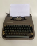 Rara Máquina de escrever Smith corona Skyriter toda em ferro anos 40/50. funcionando e medindo: 27cm de largura, 31cm de comprimento. 7,5cm de  altura.