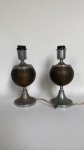 Par de Abajures/ Luminárias de mesa antiga estilo Mid-Century design bola metálica, medindo: 22cm de altura, 10cm diâmetro. necessário possível revisão elétrica.