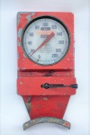 Antigo calibrador de pneus marca: RECORD UTIL S/A. interessante peça para uso ou decoração, apresenta marcas de uso e desgastes do tempo. medindo: 60cm de comprimento, 30cm de largura. estava funcionando quando foi retirado, porém sem garantias futuras.