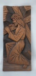Arte sacra entalhada em madeira maciça representando Jesus Cristo ajoelhado segurando a cruz. medindo: largura: 26cm, comprimento: 60cm , espessura: 2,8cm.