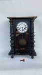 Antigo relógio de parede em madeira nobre. medindo: 51cm altura, 34cm de largura, 16cm de comprimento. necessita manutenção faltam algumas partes do acabamento, acompanha chave de corda e máquina ainda dando corda. ideal para restaurar. excelente oportunidade.