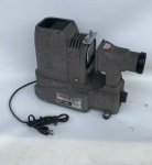 Projetor de slides romanslide FG-500 fabricado no Japão entre  década de 50 e 60 em pleno funcionamento. medidas: 35cm de comprimento, 18cm de largura, 27cm de altura. não acompanha suporte de slides.