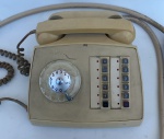 Telefone de disco com ramal anos 80/90 Marca NFC. medidas: 21cm de largura, 23cm de comprimento, 13cm  de altura, cabo de conexão com 1,60cm. não testado.