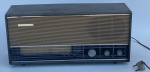 Antigo rádio transistorizado Philips modelo RB 385/00B liga apresenta chiado porém não sintoniza. medindo: 45cm de largura, 20,5cm de altura, 14cm de comprimento. sem garantias futuras.