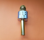 Bonito microfone karaokê infantil, vendido no estado, sem testes, parece que tem algo solto na parte interna - Dimensão: 23 X 7 cm