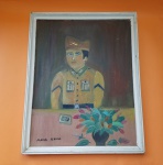 Antigo quadro com pintura a óleo sobre madeira emoldurada, assinada por "MARIA PEREIRA" - A obra retrata um militar, em um uniforme de cor cáqui, posicionado atrás de uma mesa com um vaso de flores e um pequeno objeto - Dimensão: 49 X 39 cm