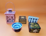 Lote com 5 peças diversas, sendo: Lanterna a vela, 2 caixas de madeira, pedra portuguesa pintada a mão com os arcos da Lapa - RJ e mini pote chinês com peanha - Maior lanterna: 16 X 7,5 X 7,5 cm