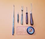 Lote com 6 peças diversas, sendo: 2 Agulhas de tricô, caneta, lapiseira, garfo inglês e Bússola para uso em mapa - Bússola: 14 X 6 cm - Vide fotos!