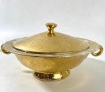 Sopeira com tampa e alças em porcelana com acabamento dourado e decoração floral , leves desgastes na douração. Medidas: 9 x 30 cm