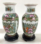 Par de vasos orientais sobre bases em madeira, porcelana esmaltada com bela policromia. Medidas: 18 cm de altura