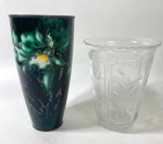 Dois vasos distintos, um em vidro lapidado transparente e outro em vidro artístico verde marmorizado , Vaso transparente com bicados. Medidas: 20 cm (vidro lapidado), 25 cm (verde)