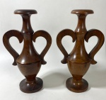 Par de ânforas decorativas com alças curvas e base redonda ,confeccionada em madeira, com restauros. Medidas: 29 cm de alt.