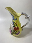 Jarra em porcelana com decoração floral e detalhes em dourado.  Medidas: 29 cm de altura