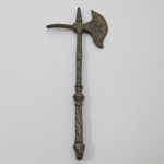 Machado de Guerra Decorativo, Em Ferro Fundido, Estilo Medieval. Medidas: Altura: 46 cm, Largura: 2,5 cm, Comprimento: 18,5 cm, Peso: 590 g.