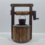 Fonte Decorativa em Formato de Poço, Em Madeira, Com Detalhes. Medidas: Altura: 44 cm, Largura:  3,5 cm, Comprimento: 27 cm, Peso: 3050 g.