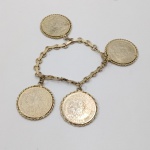 Pulseira, Feita de Moedas Antigas, Em Metal. Medidas: Largura: 6,5 cm, Comprimento: 16,5 cm, Peso: 65 g.